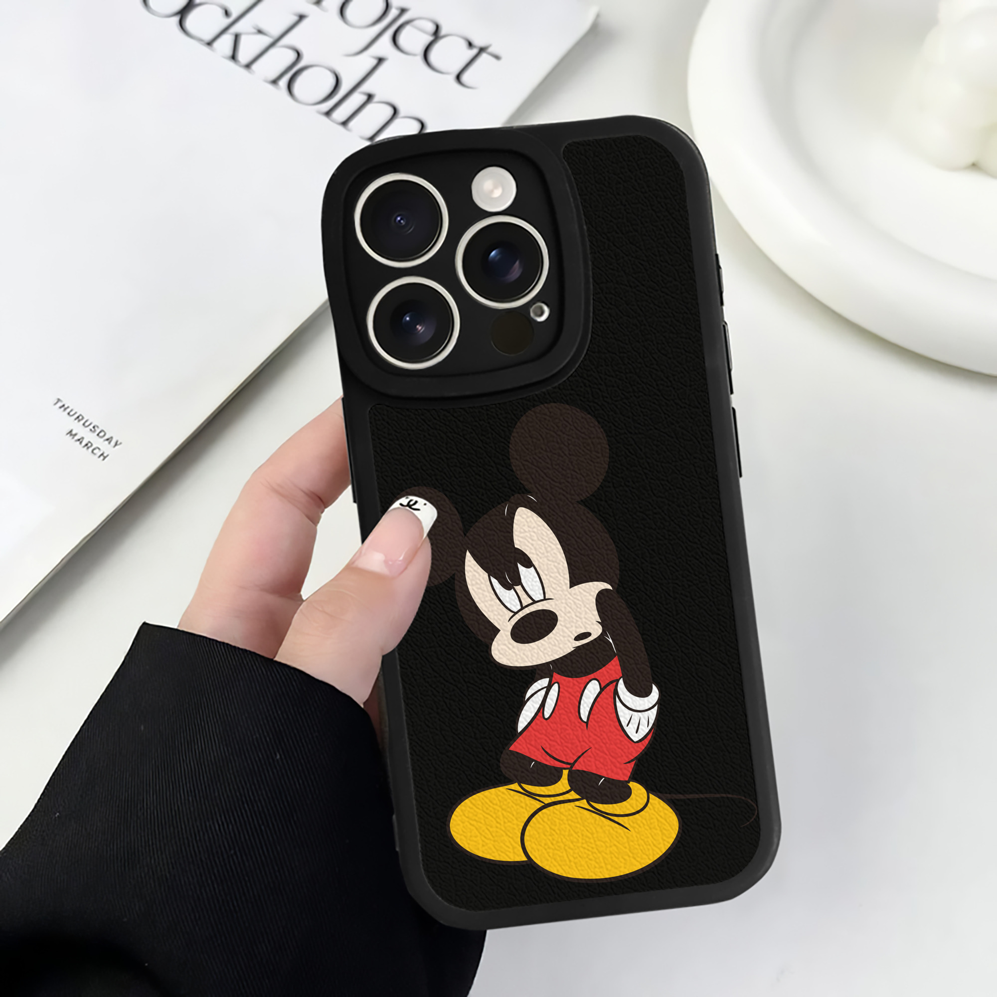 （画像用） ミッキーマウス Mickey Mouse 【iPhone 16シリーズ対応】シリコンスマホケース（レザー調） 材質：シリコン